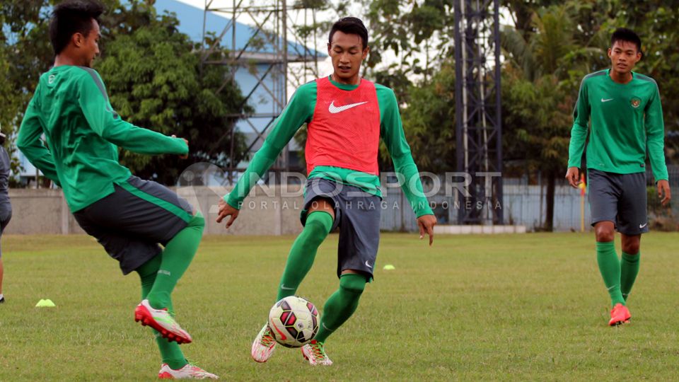 Hansamu Yama berebut bola dengan Hargianto saat latihan Timnas U-23 di Lapangan Sutasoma Halim. Copyright: © Herry Ibrahim/INDOSPORT
